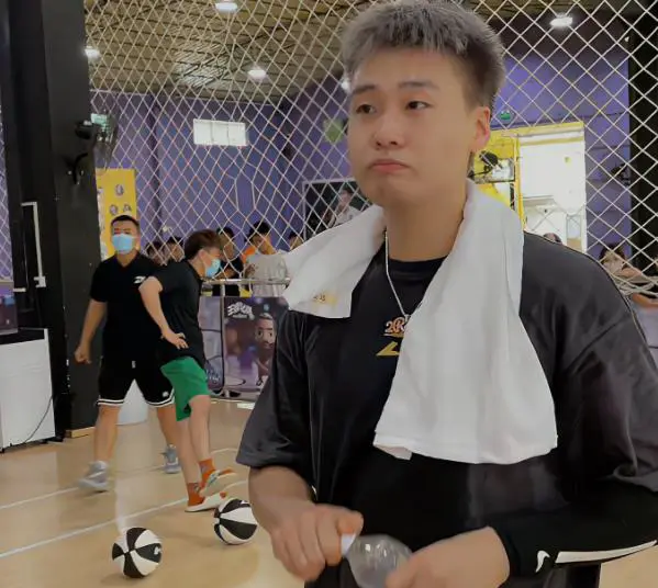如何在篮球表演赛中观察和发展个人技能_1